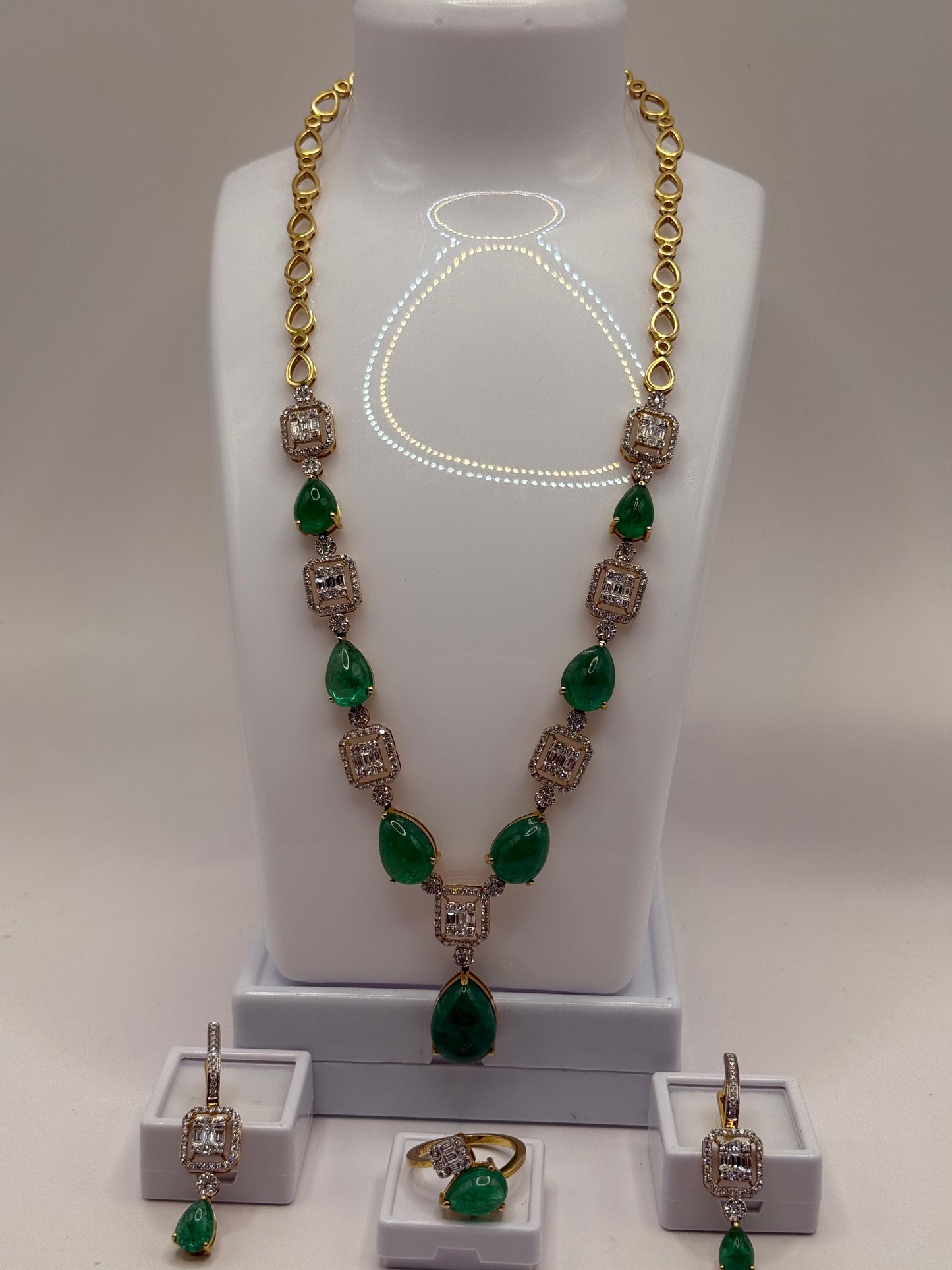 Luxury Emerald & Diamond Jewelery Set – 48 Ct Afghan Emeralds | 14K Gold (41g) | 7.4 Ct Diamonds