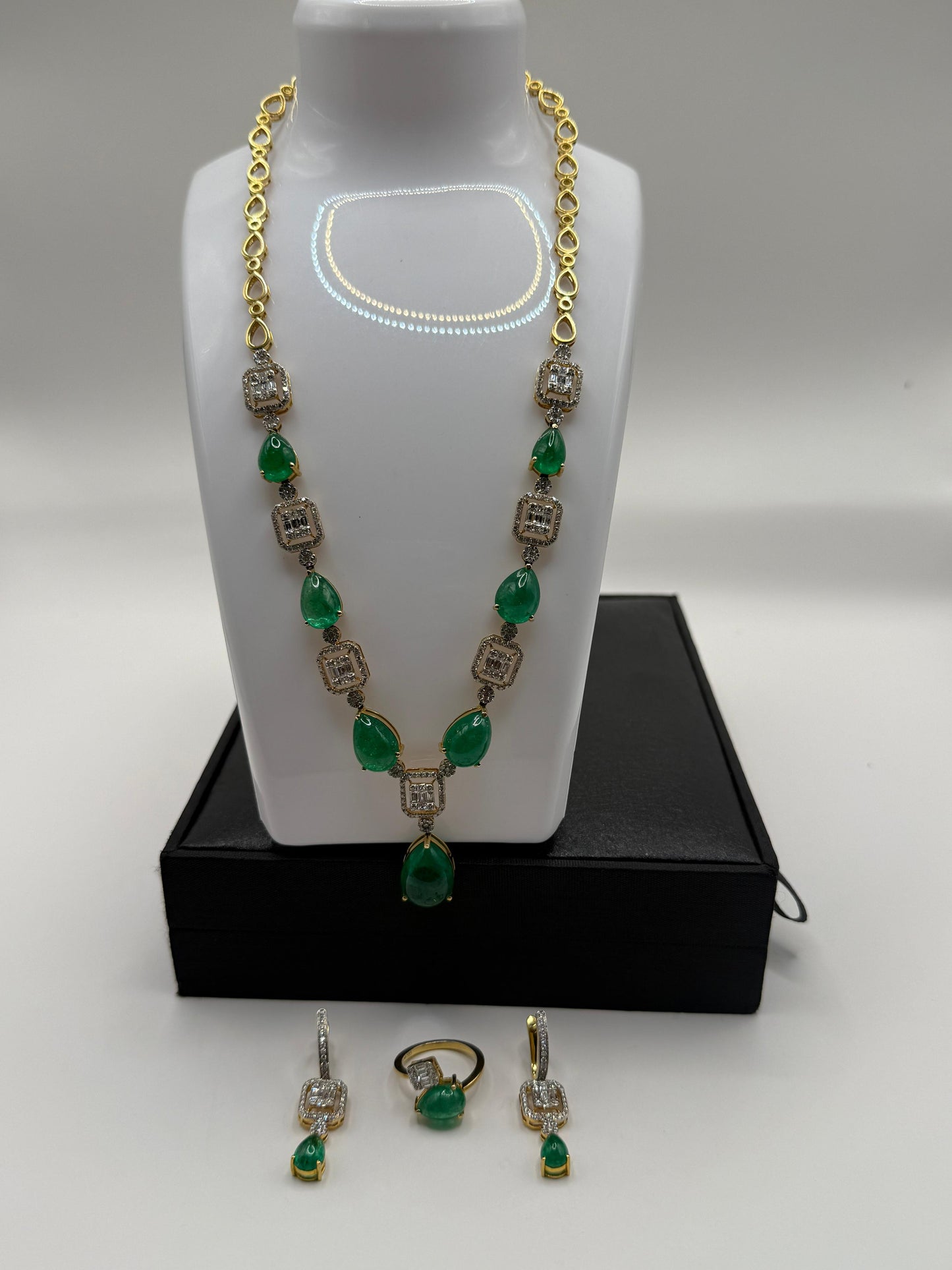 Luxury Emerald & Diamond Jewelery Set – 48 Ct Afghan Emeralds | 14K Gold (41g) | 7.4 Ct Diamonds