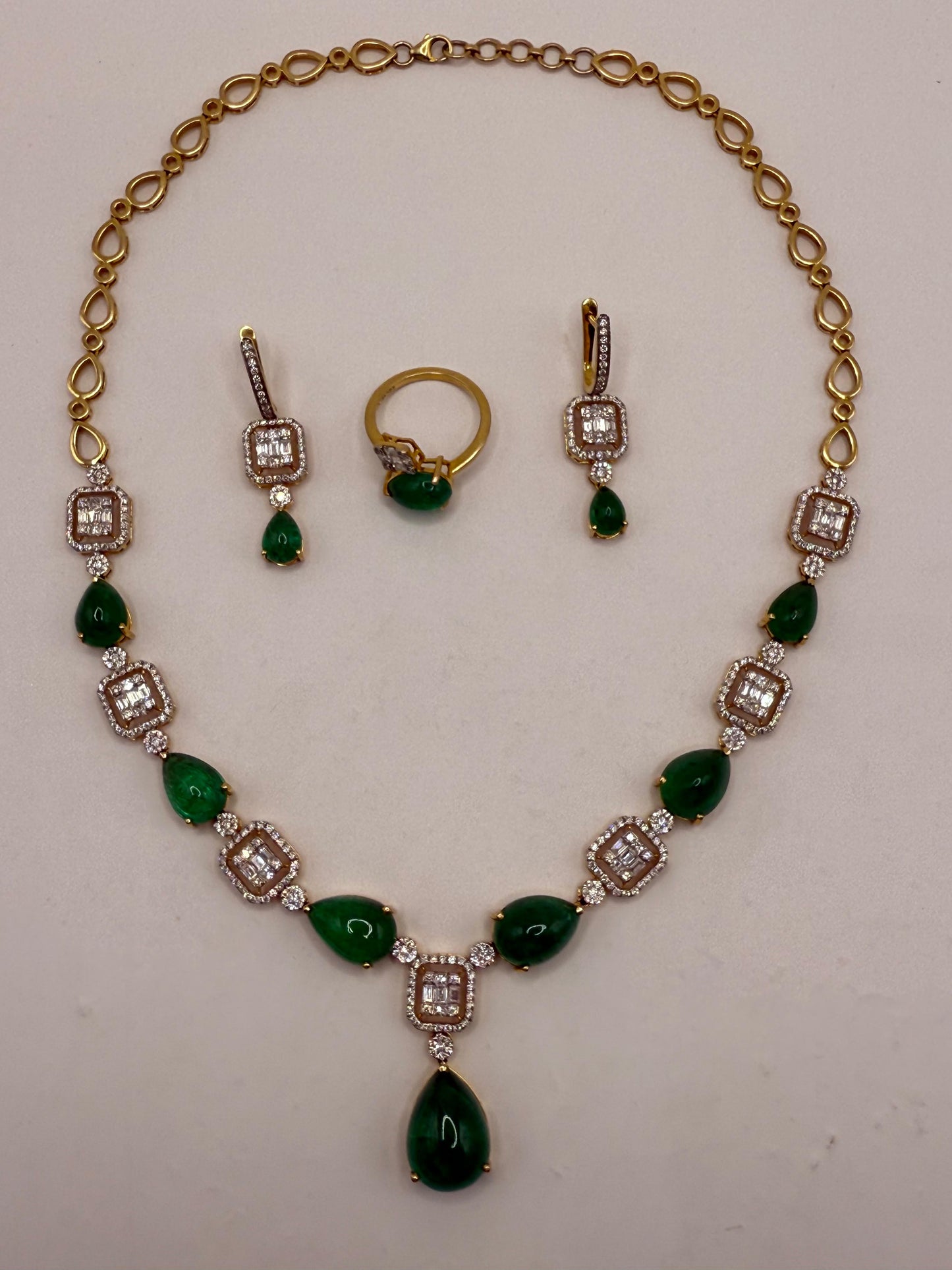 Luxury Emerald & Diamond Jewelery Set – 48 Ct Afghan Emeralds | 14K Gold (41g) | 7.4 Ct Diamonds