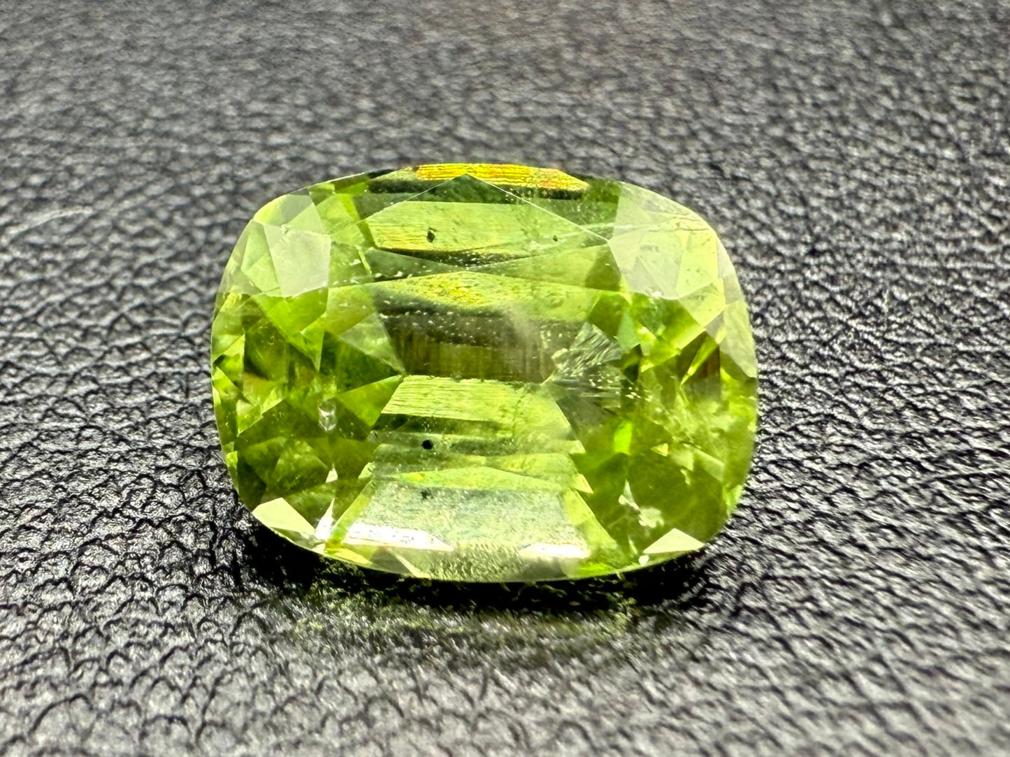 Peridot finish cut stone (5 carat)