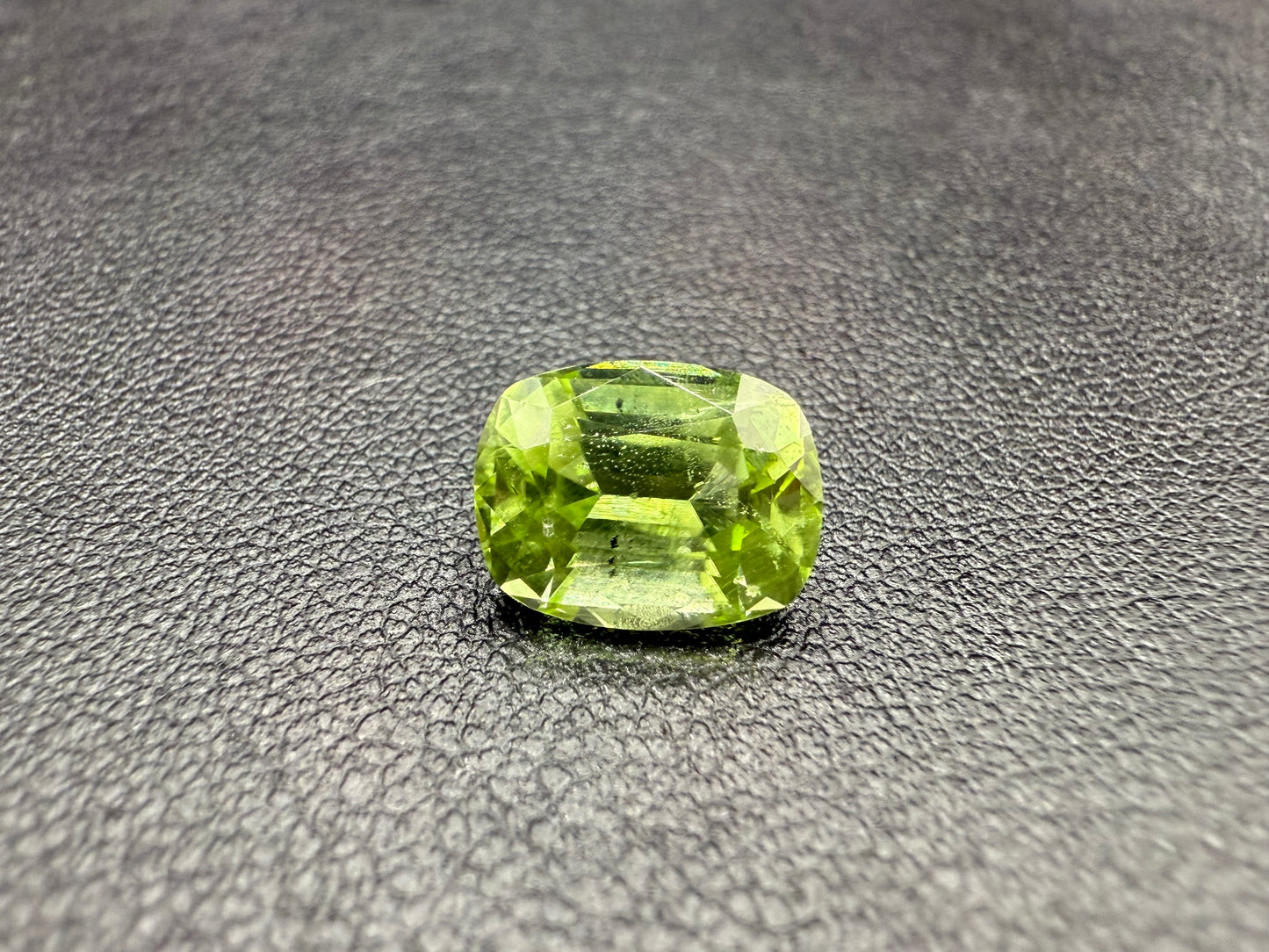 Peridot finish cut stone (5 carat)