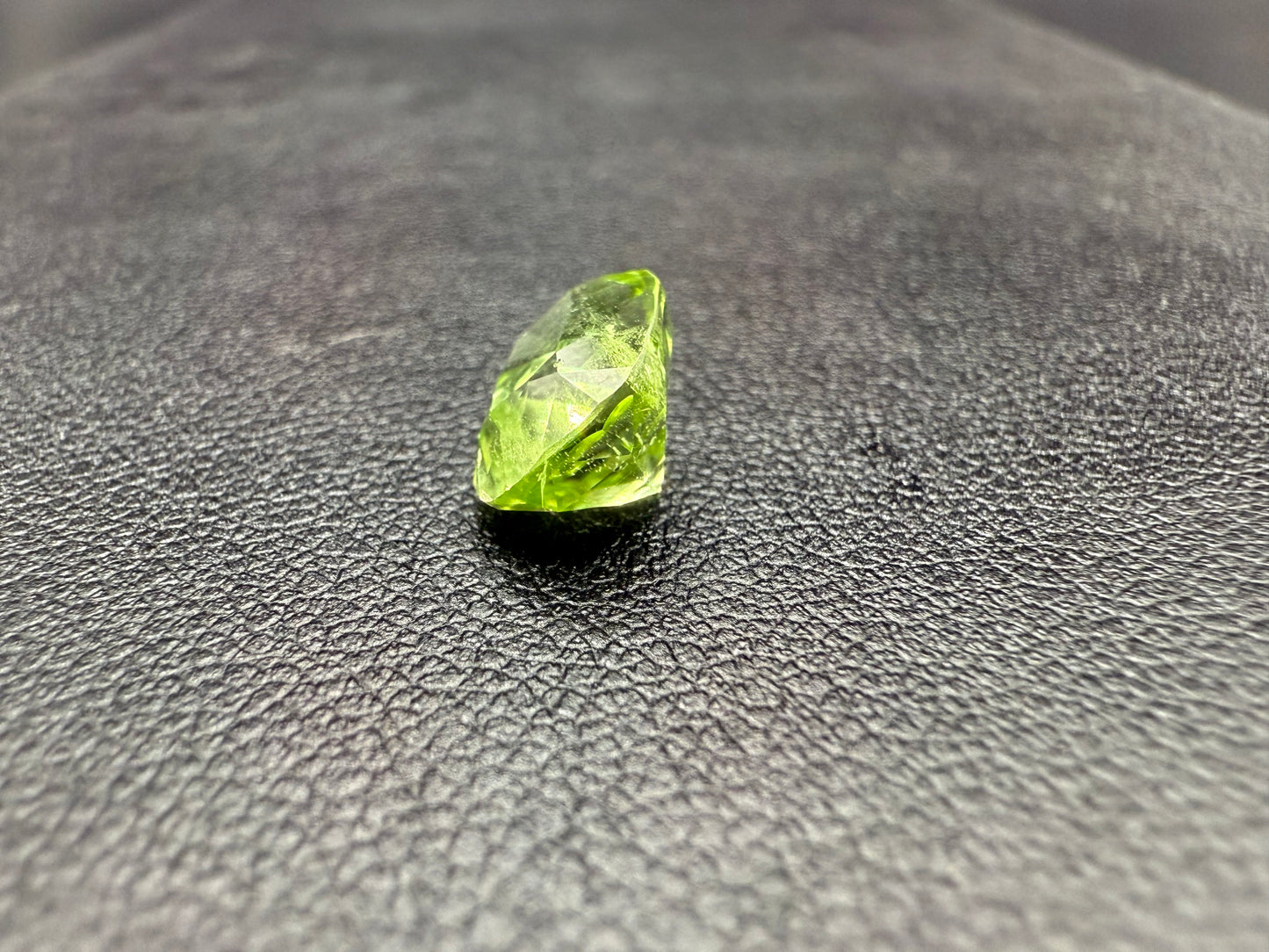 Peridot finish cut stone (5 carat)